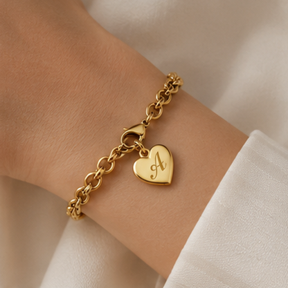 AMORE Charm - Dein Buchstabe. Dein Herzstück.