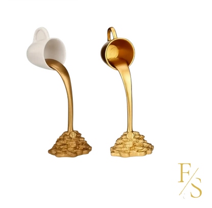 Achtung, heiß! "Verschütteter Kaffee"-Skulptur im „Gold-Style“