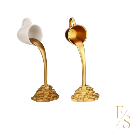 Achtung, heiß! "Verschütteter Kaffee"-Skulptur im „Gold-Style“