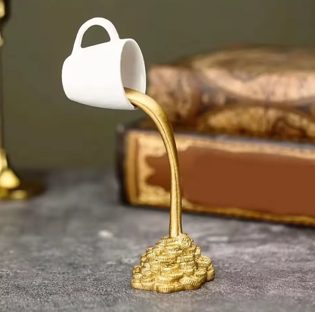 Achtung, heiß! "Verschütteter Kaffee"-Skulptur im „Gold-Style“