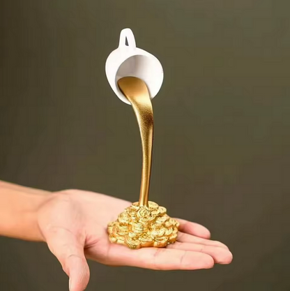 Achtung, heiß! "Verschütteter Kaffee"-Skulptur im „Gold-Style“