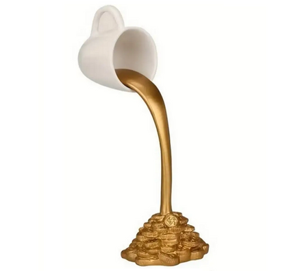 Achtung, heiß! "Verschütteter Kaffee"-Skulptur im „Gold-Style“