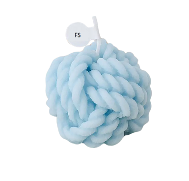 Stylische Kerze im Wollknäuel-Knoten-Design