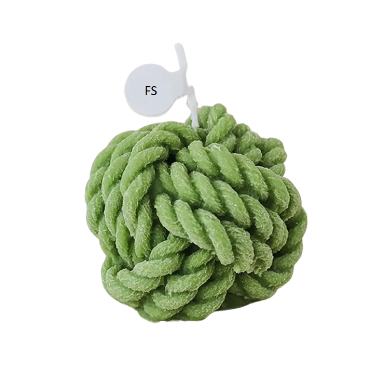 Stylische Kerze im Wollknäuel-Knoten-Design