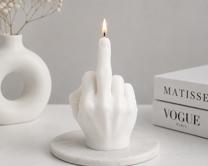 Handgefertigte Wachskerze im Mittelfinger-Style