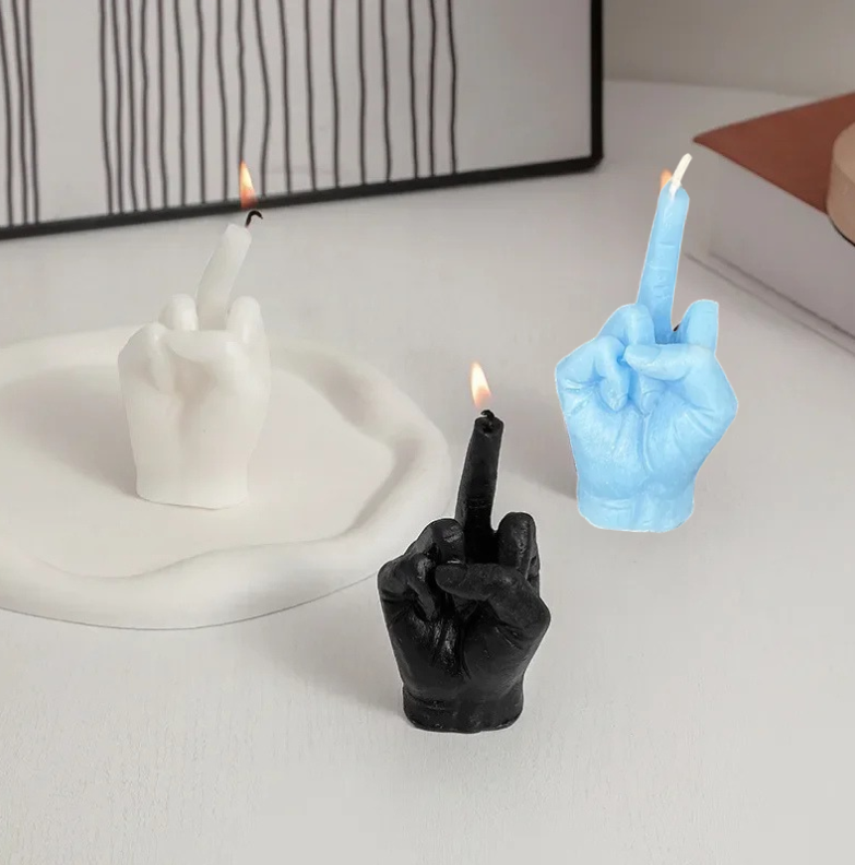 Handgefertigte Wachskerze im Mittelfinger-Style