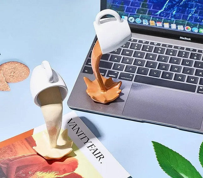 Achtung, heiß! "Verschütteter Kaffee"-Skulptur