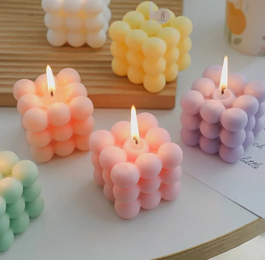 Handgefertigte Kerze im Würfel-Design ('Rubiks Cube')